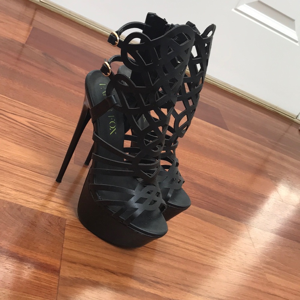 Size 7 Black High Heeled Pumps!